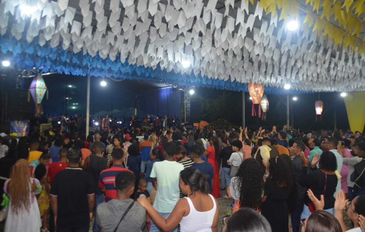 Fiéis lotam a segunda noite da Festa da Colheita, em São Francisco do Conde