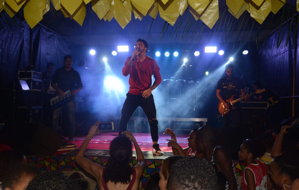 Mais uma noite de sucesso do Arraiá do Vem cá