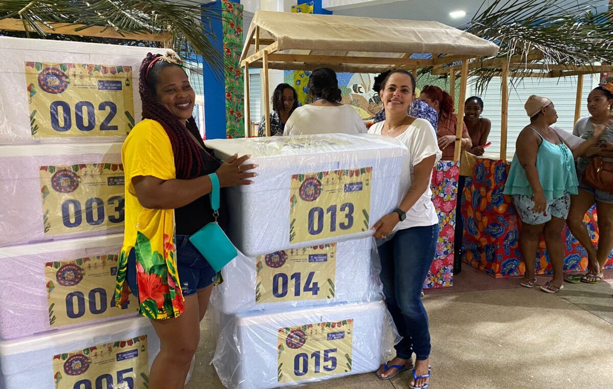 SEPLANDEC realizou entrega de isopores para ambulantes