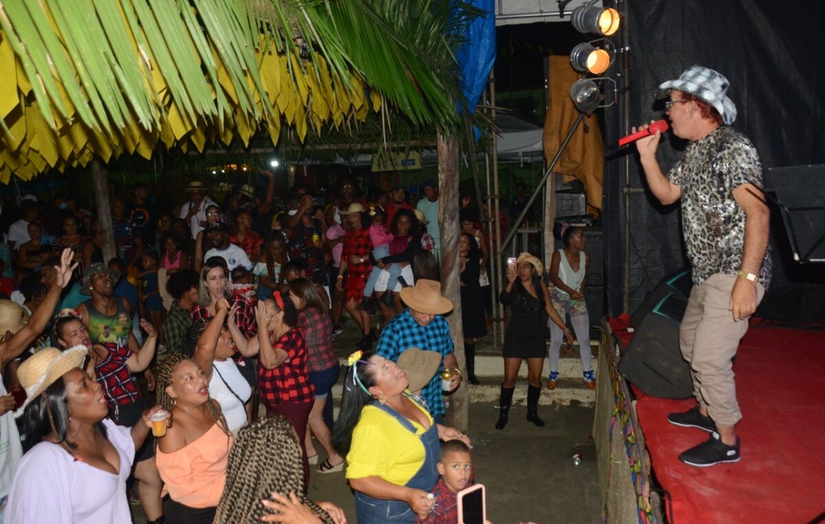 Noite de muita dança e animação no Arraiá do Vem Cá