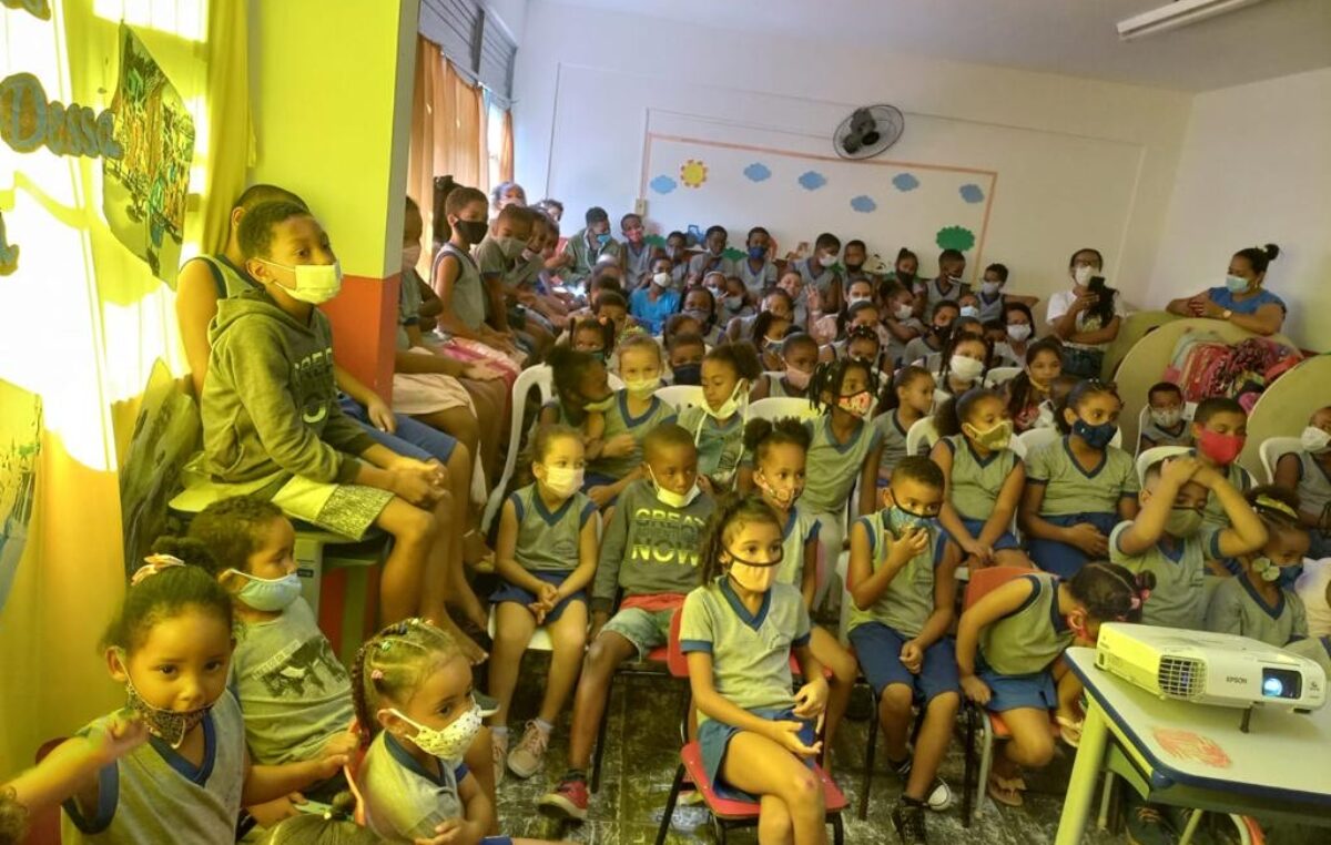 Com olhares atentos e curiosos, alunos do Município de São Sebastião do Passé, conheceram a história e a importância cultural de São Francisco do Conde