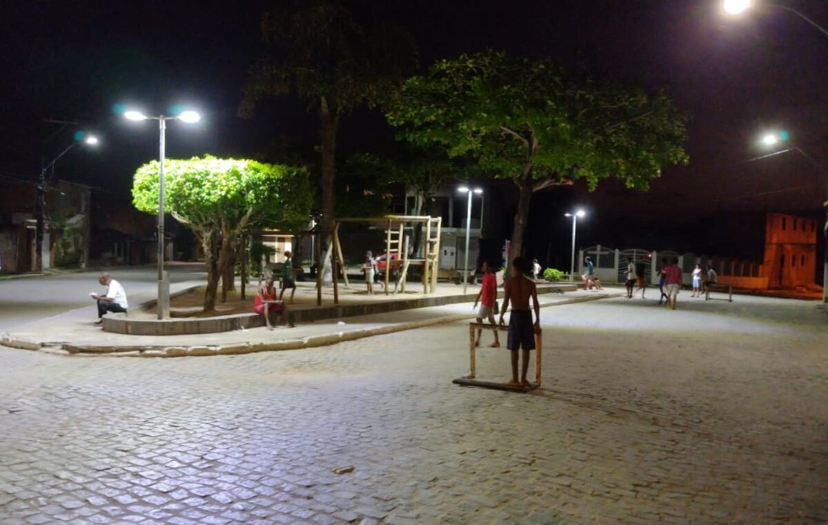 Prefeitura instala lâmpadas de LED em praças e quadra poliesportiva do município