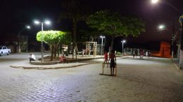 Prefeitura instala lâmpadas de LED em praças e quadra poliesportiva do município