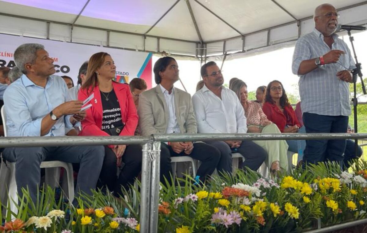 Prefeito Antônio Calmon, ao lado de lideranças políticas e do governador do Estado da Bahia, realizou a entrega da Policlínica Regional de Saúde