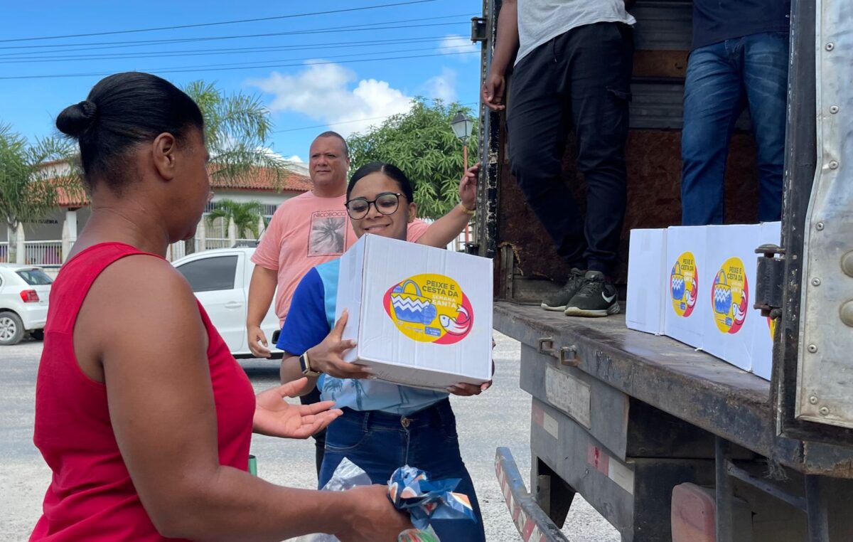 Famílias franciscanas são beneficiadas com a entrega do peixe e cesta para a Semana Santa