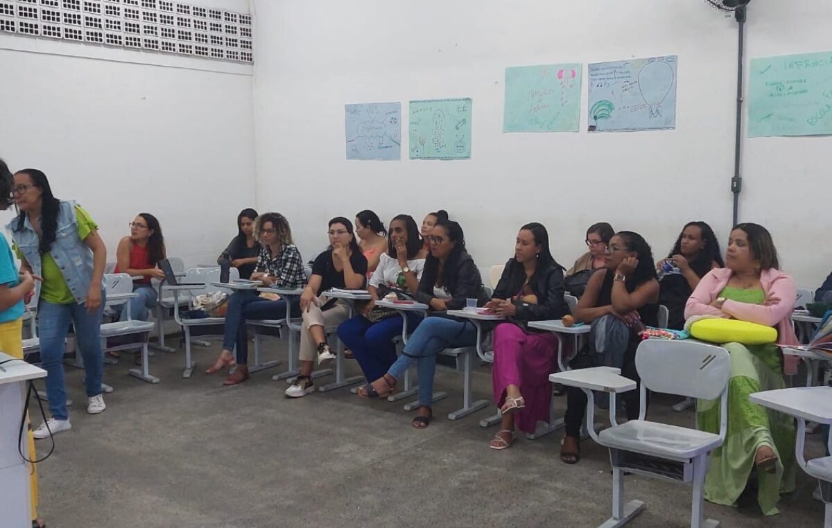 Profissionais da Educação Infantil participaram de formação realizada por Grupo de Estudos e Pesquisas da UFBA, saiba mais: