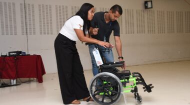 Prefeitura de São Francisco do Conde concede cadeiras de rodas adaptadas para crianças e adolescentes com deficiência