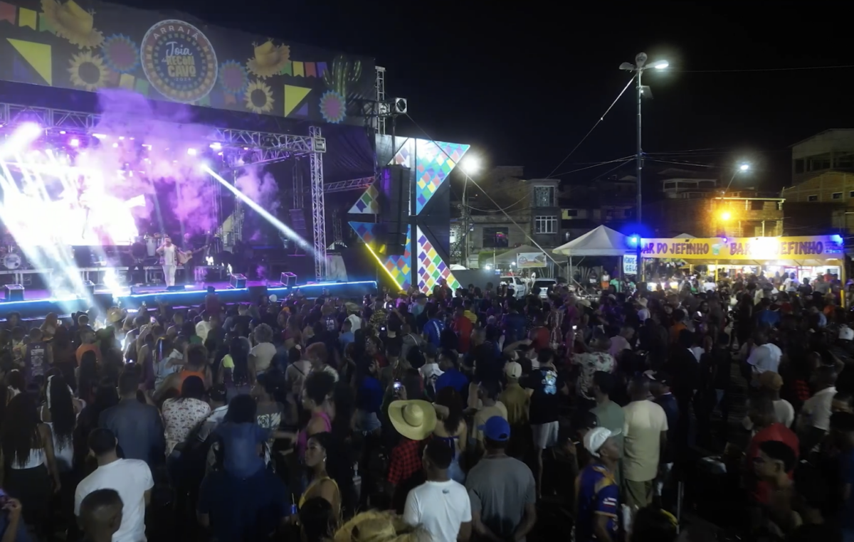 Multidão vai à orla acompanhar a primeira noite do Arraiá Joia do Recôncavo em São Francisco do Conde