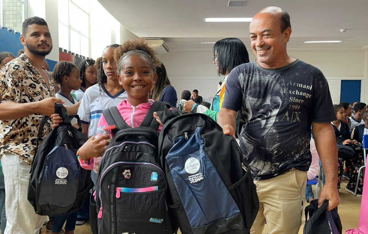 Prefeitura inicia entrega de kits escolares para cerca de 6 mil alunos da rede municipal