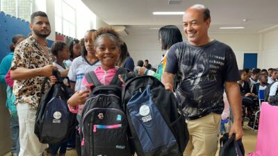 Prefeitura inicia entrega de kits escolares para cerca de 6 mil alunos da rede municipal