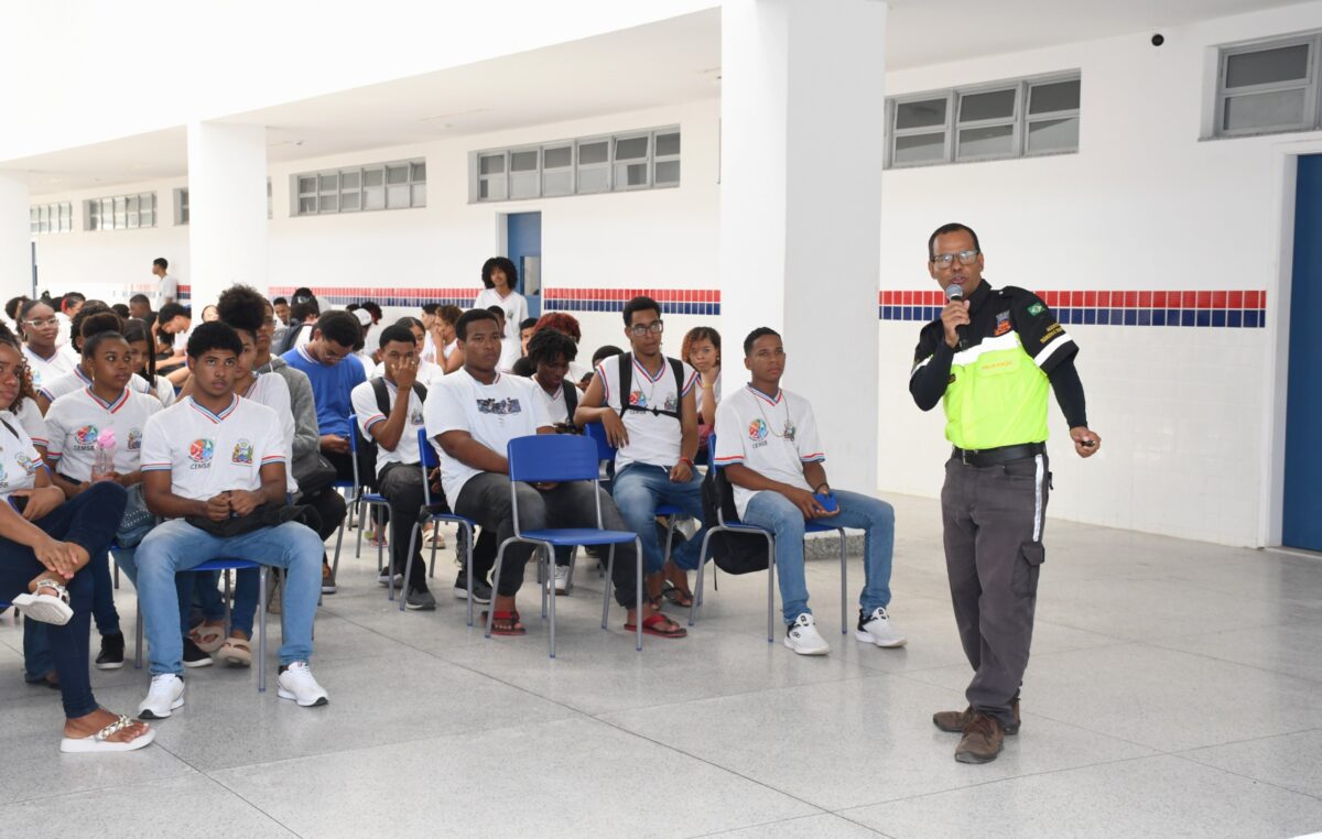 Prefeitura realiza palestra informativa sobre o Programa CNH na Escola