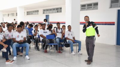 Prefeitura realiza palestra informativa sobre o Programa CNH na Escola